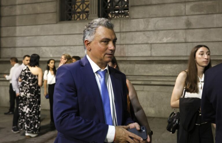 Santiago aprovecha que Pareja esta débil y le empieza a cuestionar otros candidatos casta