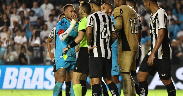 Video: la expulsión de Neymar por meter un gol con la mano