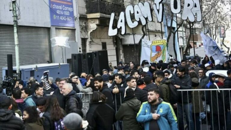 Dirigentes y militantes llegan a la sede del PJ para respaldar a Cristina Kirchner