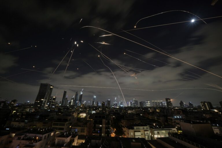Israel e Irán mantienen el fuego cruzado y Netanyahu insiste en matar al líder supremo iraní