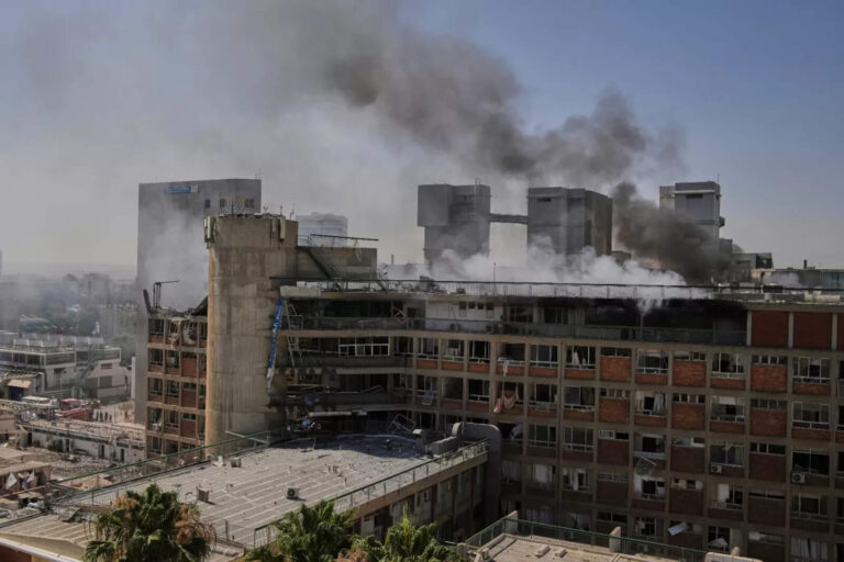 El régimen terrorista de Irán bombardeó un hospital en Israel dejando varios heridos