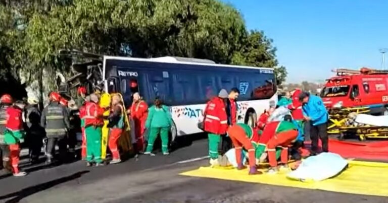 Violento choque entre un colectivo y un camión en la General Paz: hay 26 heridos trasladados