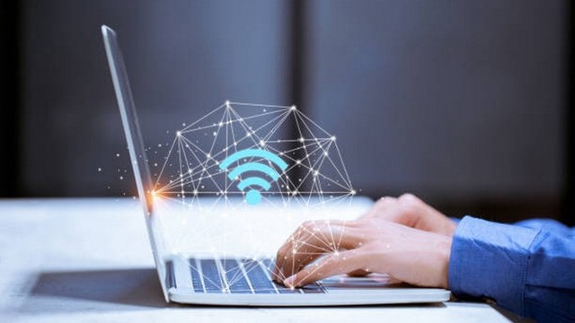 NO deberías transferir dinero si estás conectado a un Wifi público y este es el motivo