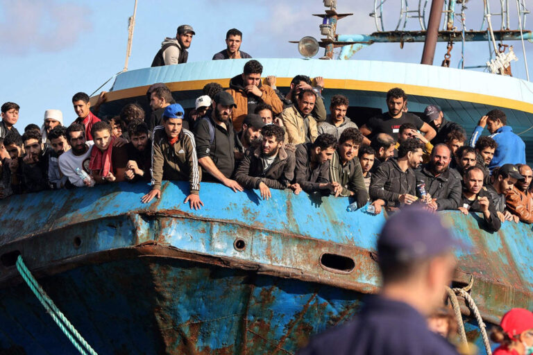Grecia suspende solicitudes de asilo por oleada migratoria desde el norte de África