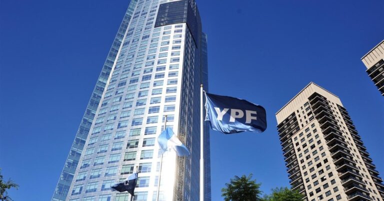 Fallo por YPF: suspenden temporalmente en Estados Unidos la orden de entregar las acciones