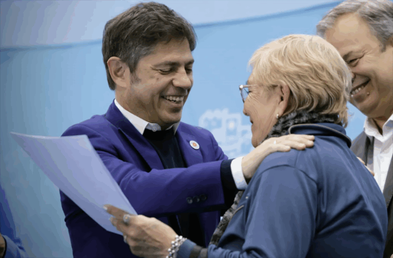 Kicillof desafía a Milei en Almirante Brown: escrituras como bandera y un mensaje para la motosierra