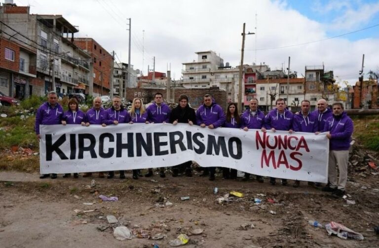 «Puntitas de pie», el nuevo apodo de Milei por su esfuerzo para parecer alto