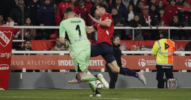 «Hombro con hombro»: la explicación de la Dirección de Árbitros de AFA por la jugada de Armani en Independiente vs River