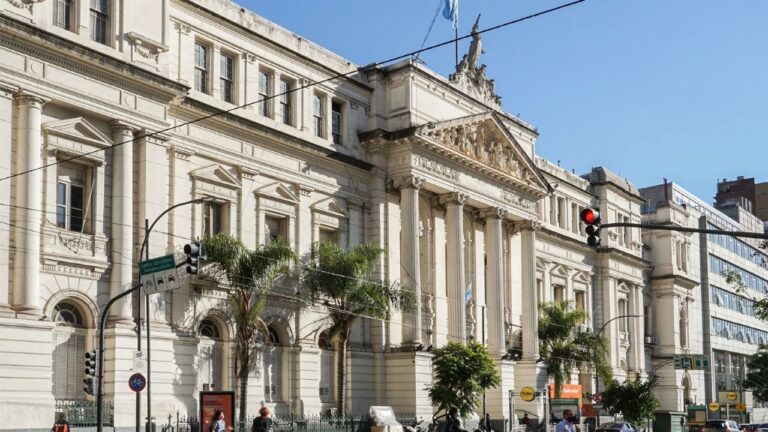 El Gobierno oficializa aumento salarial para docentes y no docentes universitarios