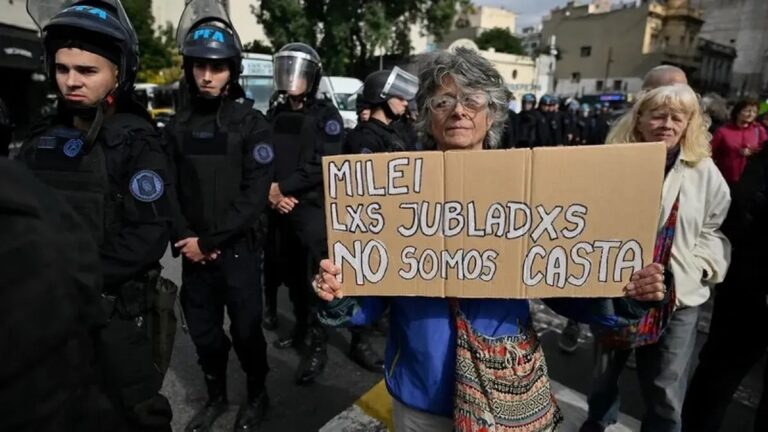 Degenerado fiscal: Milei gastó 4 veces más en intereses de deuda que en jubilaciones