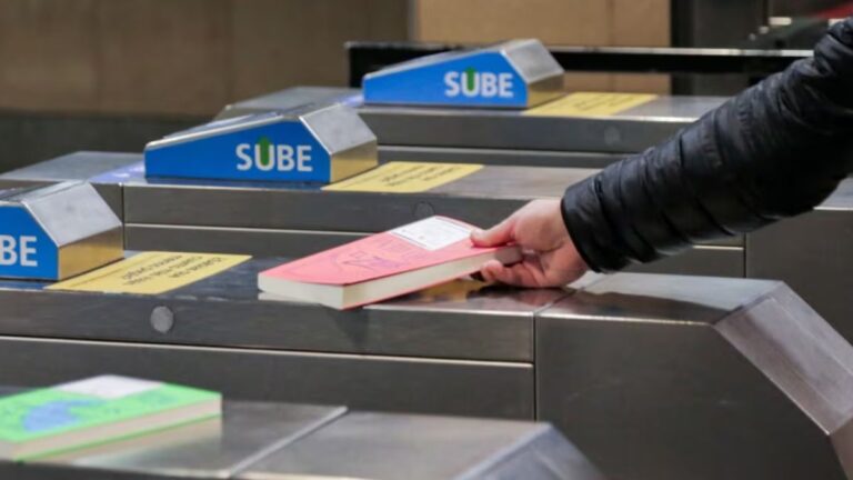 El subte inaugura un «vagón literario» en la Línea D: cómo será la experiencia