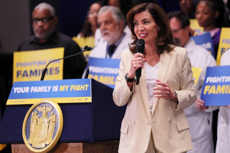 Kathy Hochul, como Gavin Newsom, advierte por los cambios en mapas electorales: Hay que combatir fuego con fuego