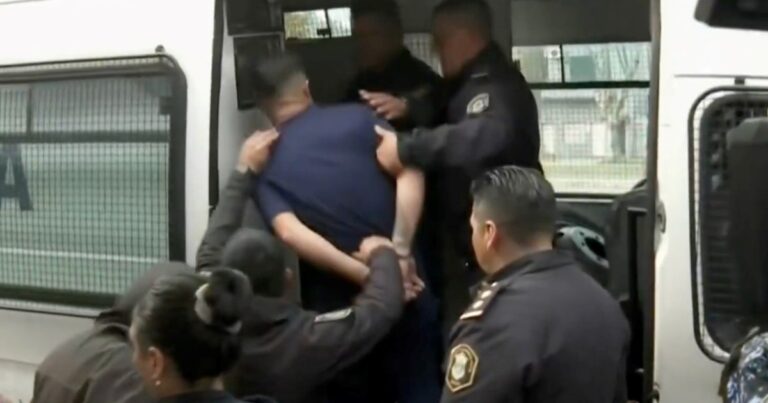 Video: así trasladaron a los hinchas chilenos detenidos tras los incidentes en el Libertadores de América