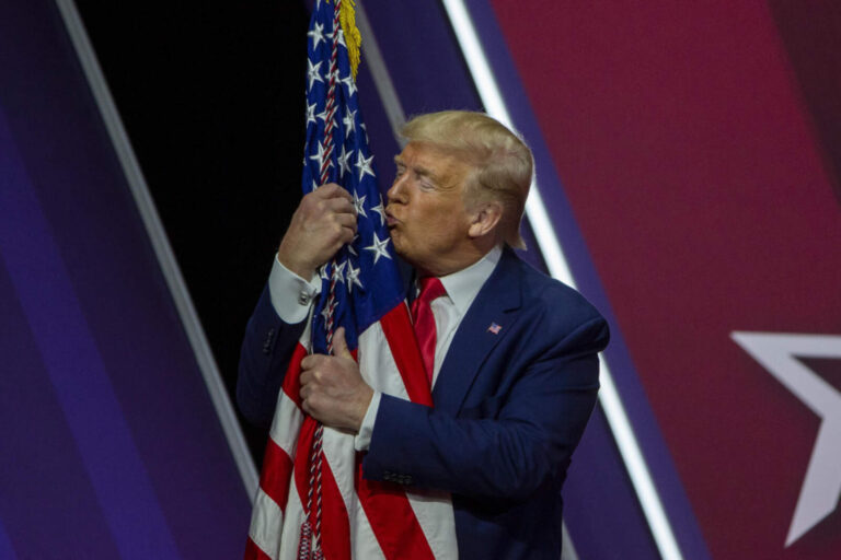 Donald Trump firmó un decreto que criminaliza la quema de la bandera estadounidense