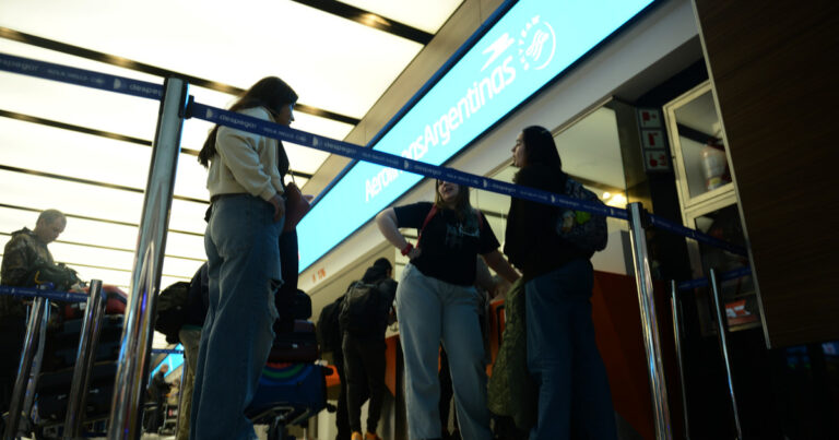 Por el dólar barato en las vacaciones de invierno creció 26,5% los argentinos que viajaron al exterior