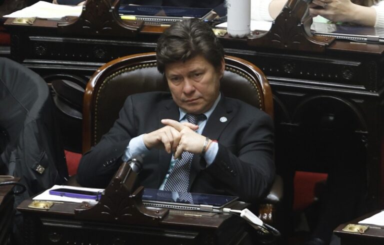 Encuesta: Valdés, muy cerca de ganar Corrientes en primera vuelta y los libertarios están cuartos