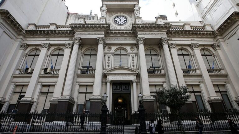 El Banco Central aspira pesos y los bancos suben tasas