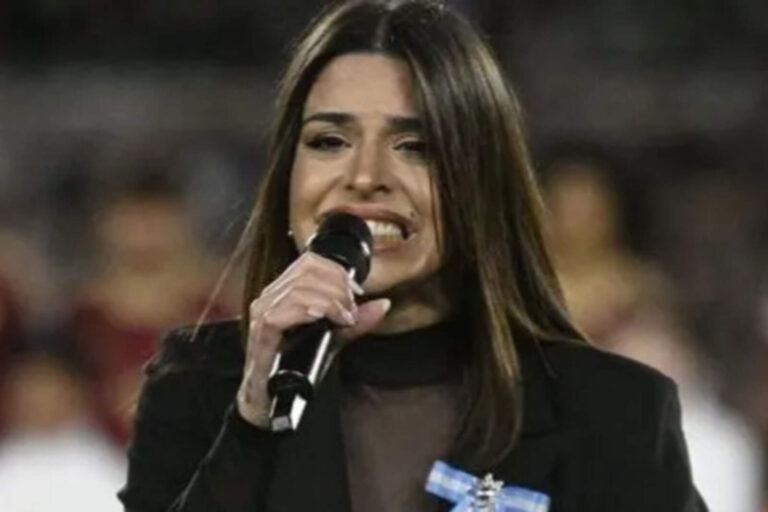 Quién es Euge Quevedo, la cuartetera cordobesa que cantó el himno en el Monumental