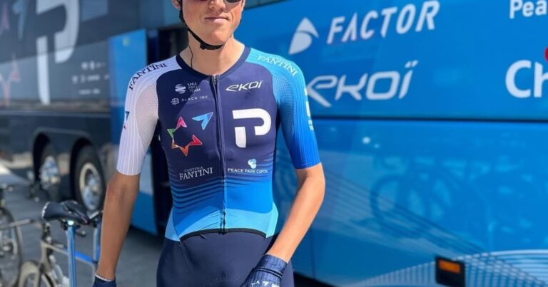 Un equipo de ciclismo sacó el nombre de su país del uniforme por seguridad