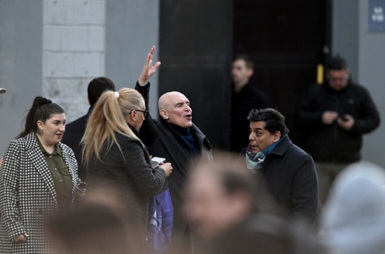 Karina bajó del escenario a Espert y lo corrió de la lista de oradores