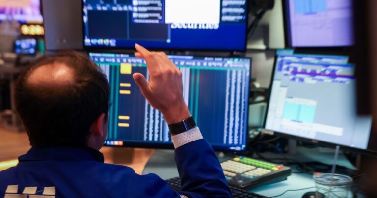 El dólar tras las elecciones llega a $1.480 en los bancos, el riesgo país está en 1.100 y las acciones se hunden hasta casi 22% en Wall Street