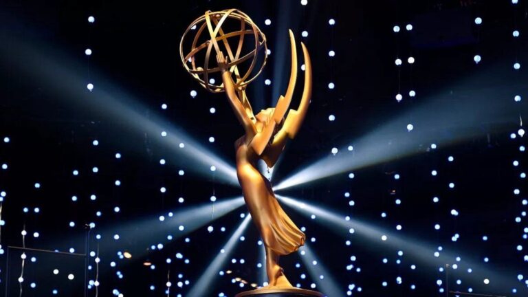 A qué hora son hoy domingo los Premios Emmy 2025 y cómo verlos en vivo