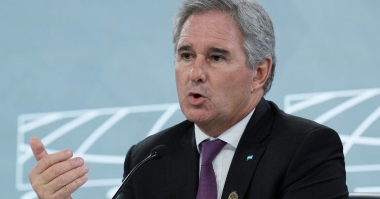 El Gobierno anunció que tomará un crédito en dólares para recomprar deuda argentina