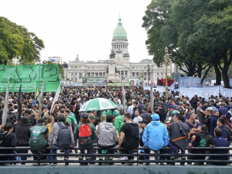 Gran movilización de sindicatos y organizaciones en rechazo a la Reforma Laboral de Milei