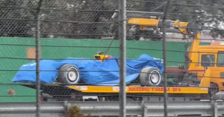 Arvid Lindblad, el único rookie de la Fórmula 1, dio una vuelta con el nuevo Racing Bulls y se despistó en Imola