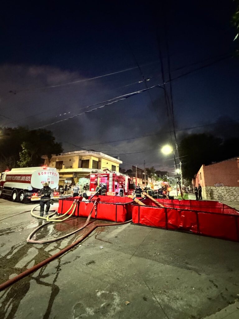 Incendio en una fábrica de Valentín Alsina: columna de humo negro y 20 dotaciones de bomberos