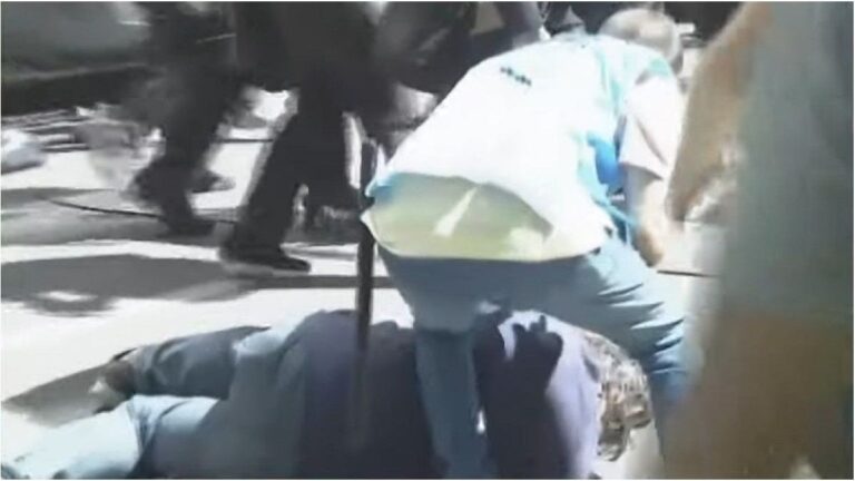 Tensión y represión a los trabajadores de FATE frente a la Secretaría de Trabajo