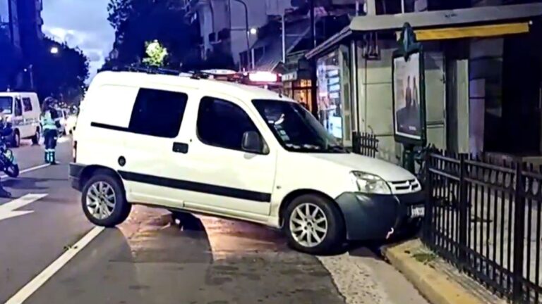 Fuerte choque en Barrio Norte: una camioneta embistió una reja de contención peatonal y el conductor quedó herido
