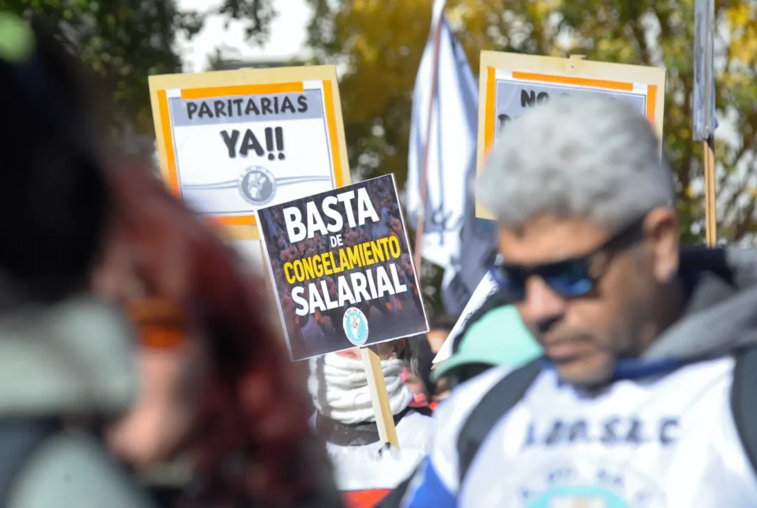 Concentración de trabajadores frente a Casa de Gobierno en Santa Cruz
