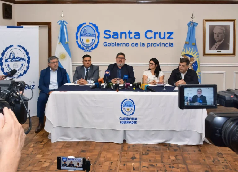 Gobernador Claudio Vidal anuncia pago de salarios en conferencia de prensa