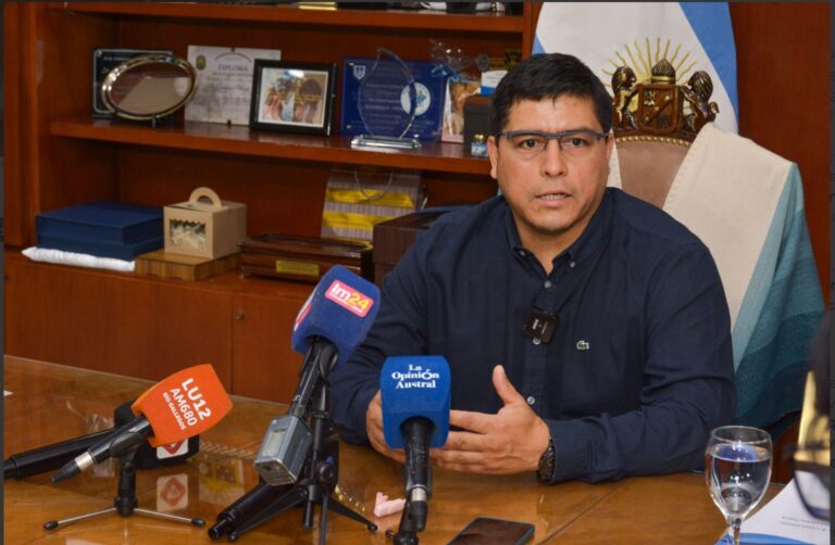 Gobernador Claudio Vidal durante anuncio de plan económico