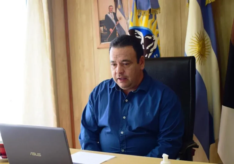 Intendente Néstor Ticó y representantes de ATE en la firma del acuerdo salarial en El Chaltén