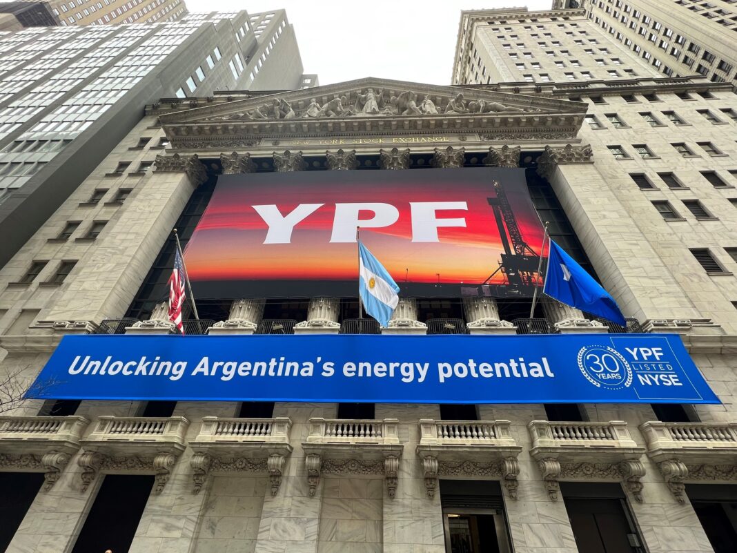 Gráfico ilustrativo del riesgo país y el índice Merval tras el fallo sobre YPF