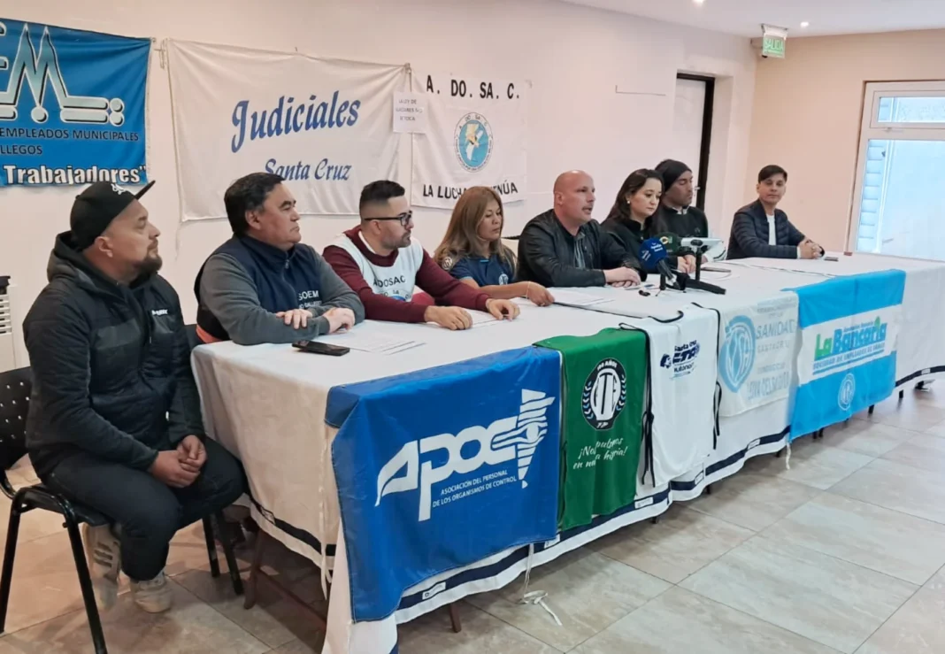 Representantes sindicales en una reunión de trabajo en Santa Cruz