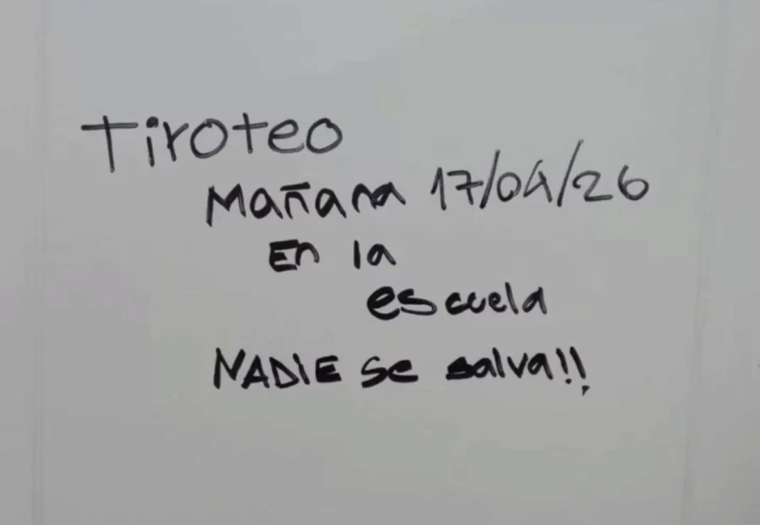 Fachada de una escuela en Santa Cruz, representando la seguridad escolar