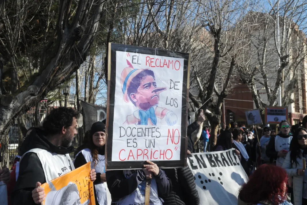 Congreso extraordinario del gremio docente ADOSAC en Santa Cruz
