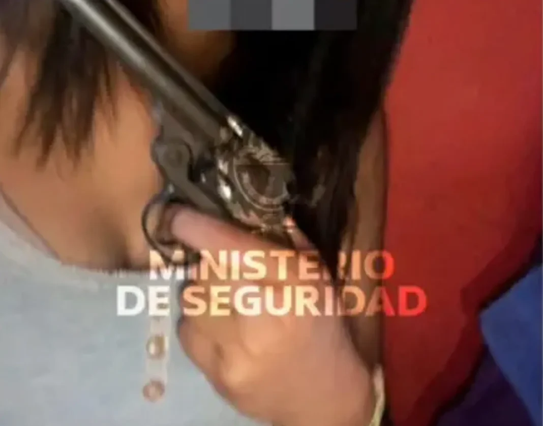 Policía de Santa Cruz durante allanamiento en El Calafate