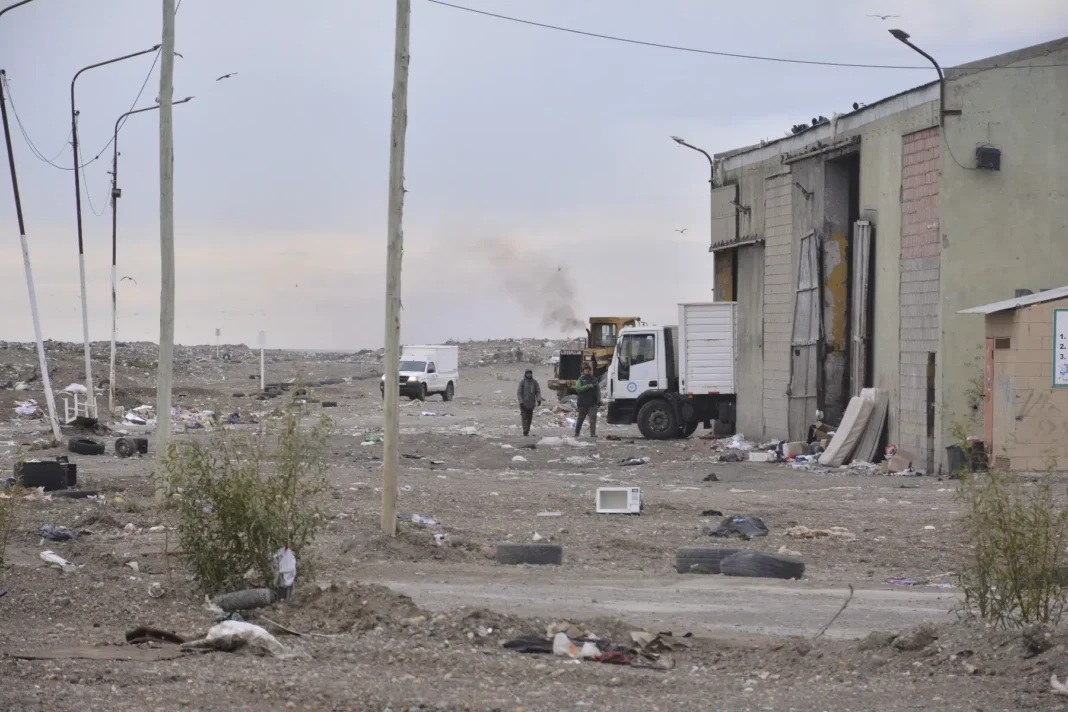 Personal técnico de la Secretaría de Ambiente durante inspección en el vaciadero de Río Gallegos