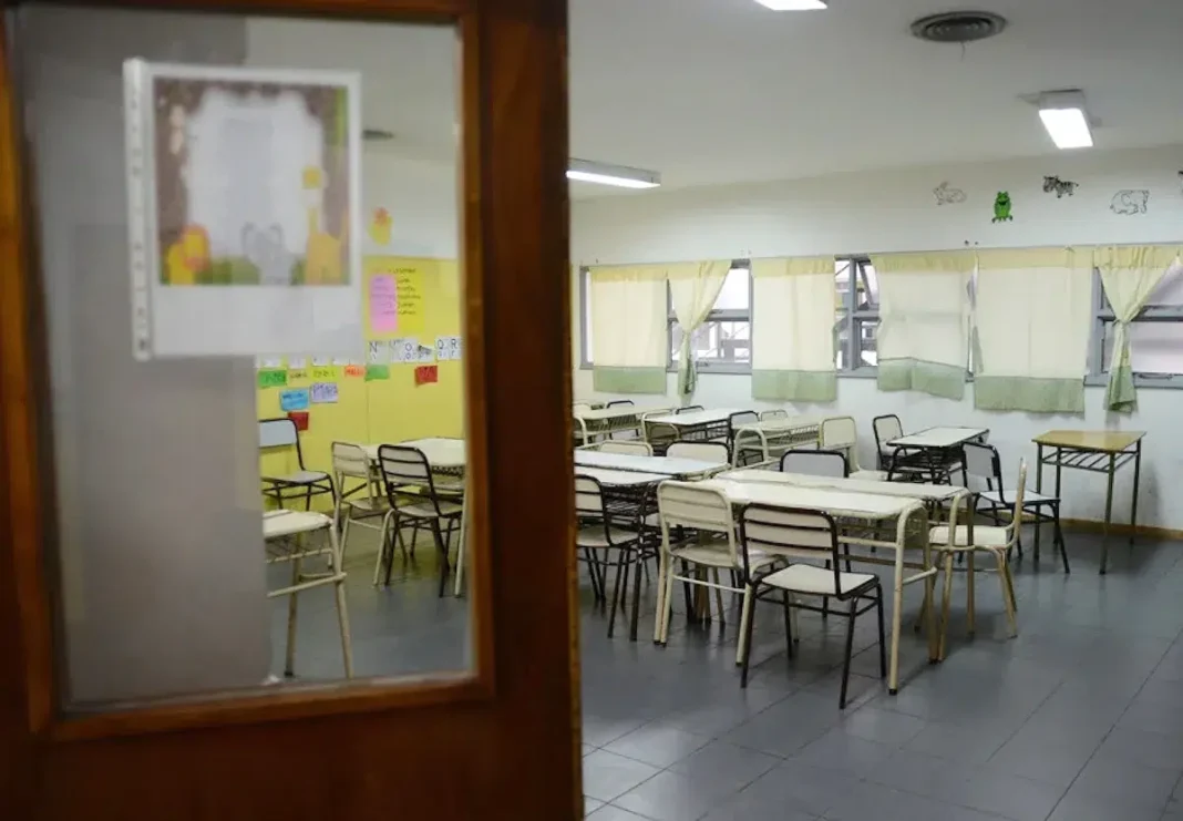 Gustavo Basiglio, secretario general de AMET Santa Cruz, durante una conferencia de prensa.