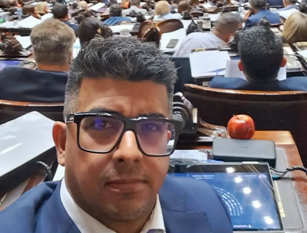 Fotografía del diputado nacional Jairo Guzmán en un acto público.