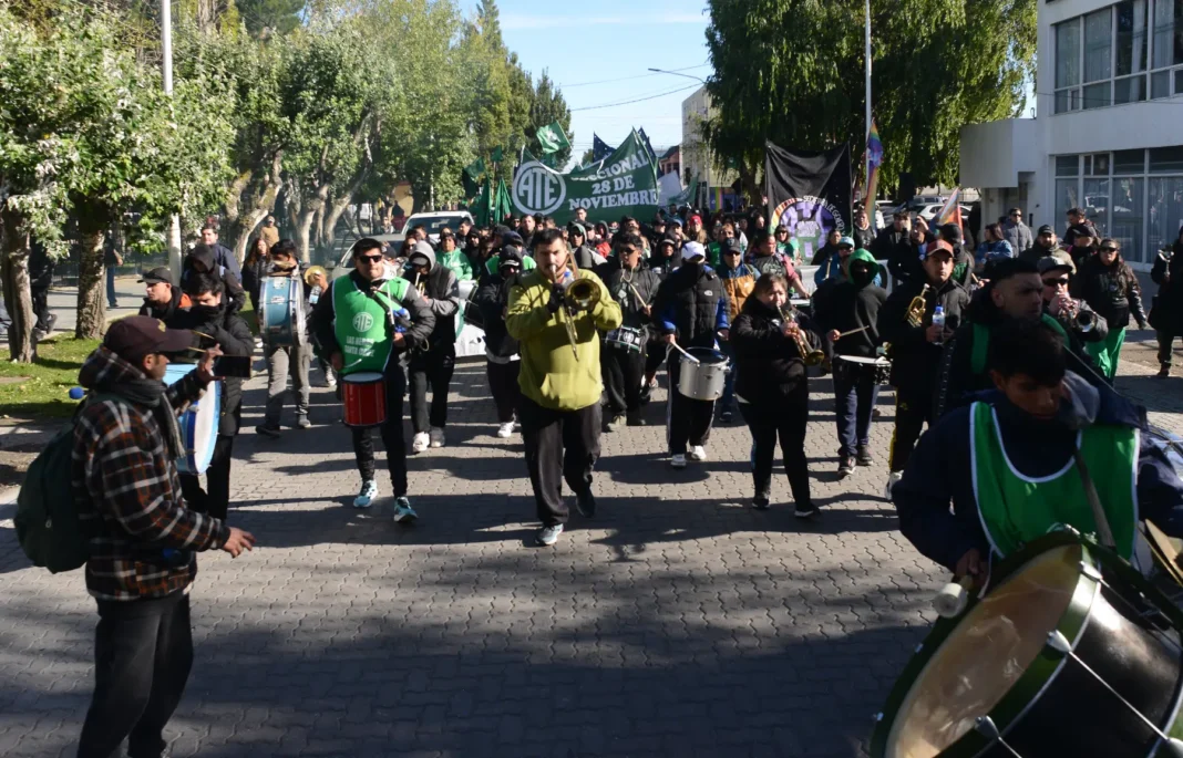 Logotipo de ATE y edificio de la administración pública provincial de Santa Cruz.