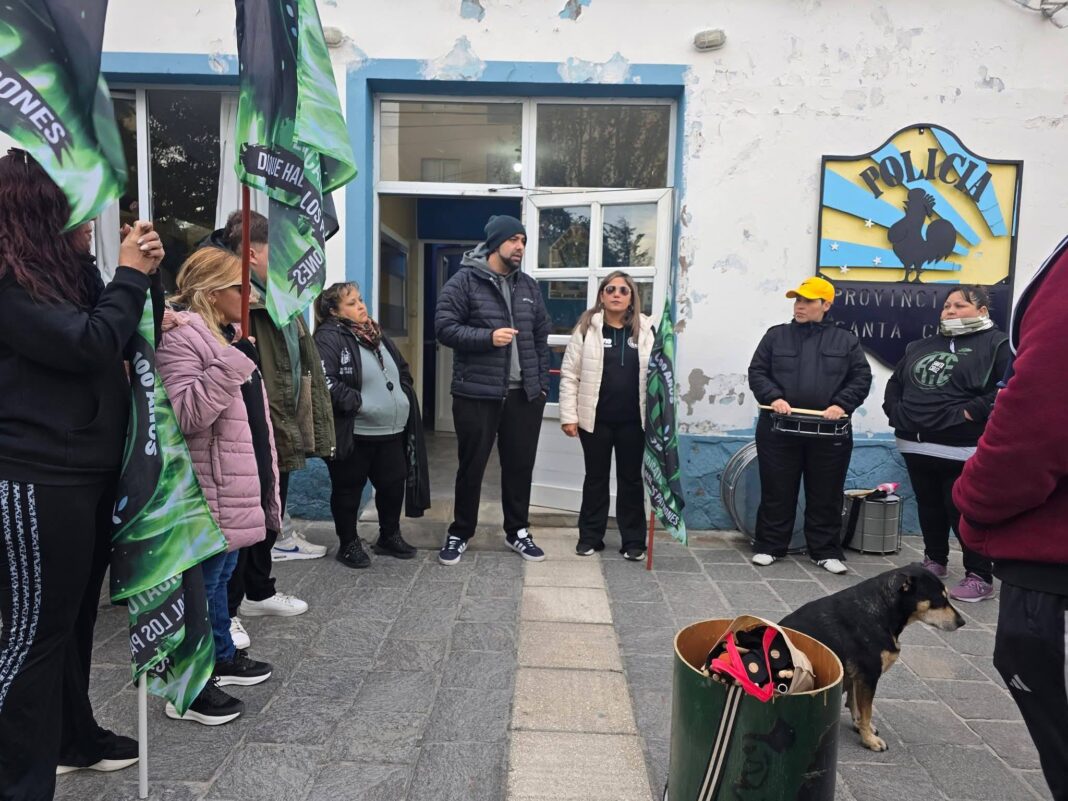 Sede de ATE Santa Cruz con banderas sindicales