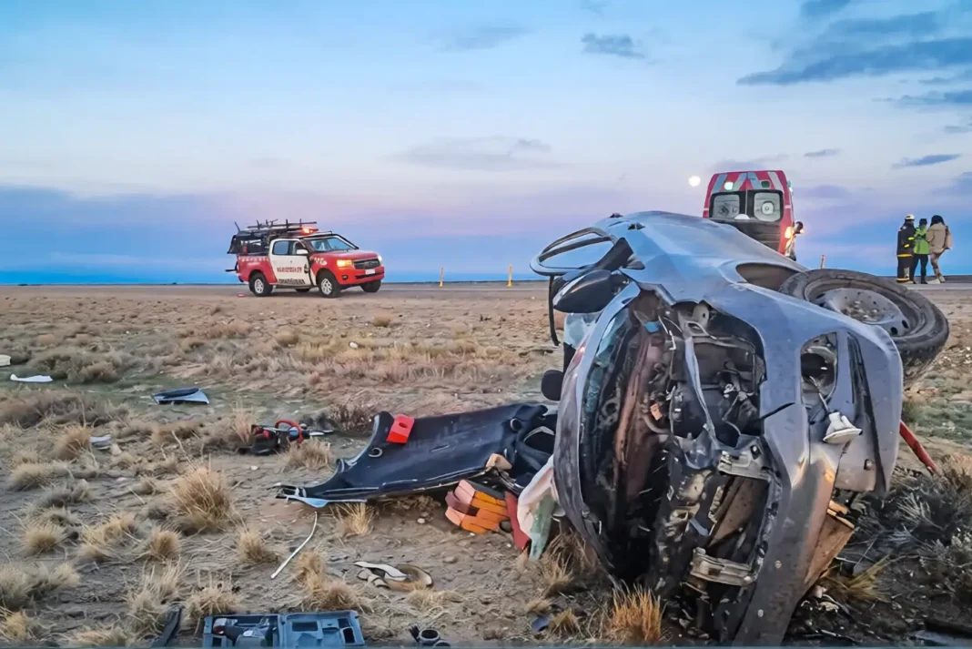 Operativo de rescate de bomberos en el lugar del accidente en la Ruta Nacional 3, cerca de Piedra Buena.