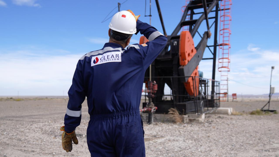 Instalaciones petroleras en el área de Las Heras, Santa Cruz, donde Clear implementa su plan de optimización.