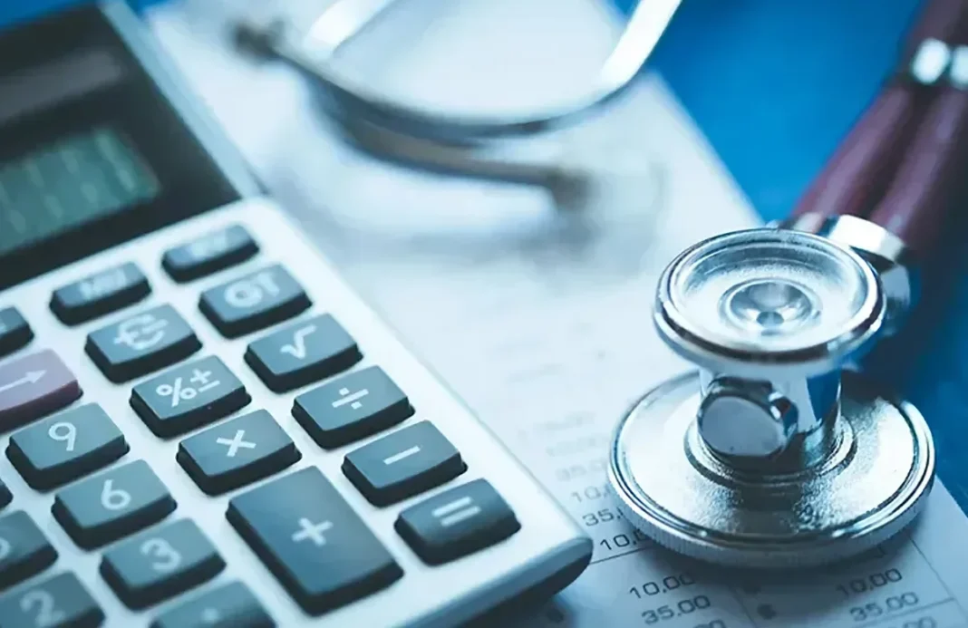 Comunicado oficial del Colegio Médico de Santa Cruz sobre suspensión de servicios