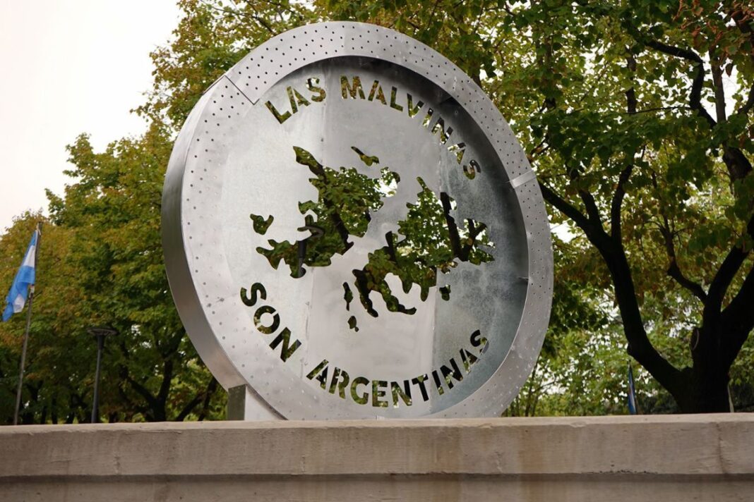 Mapa o ilustración representativa de la cuenca petrolera del Atlántico Sur cerca de las Islas Malvinas.